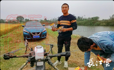 武汉隆秋农业合作社合作联社理事长李益州正在做无人机飞播准备